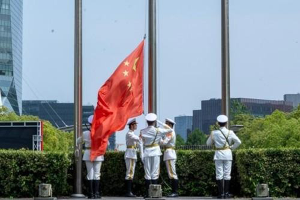 图5 第四幕开国大典当天升起国旗.png